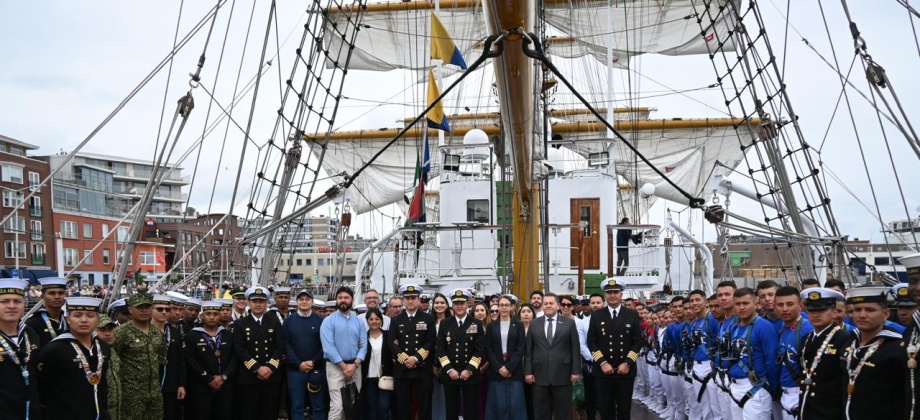 Foto de la delgación que despidió al Buque Gloria 