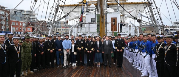 Foto de la delgación que despidió al Buque Gloria 