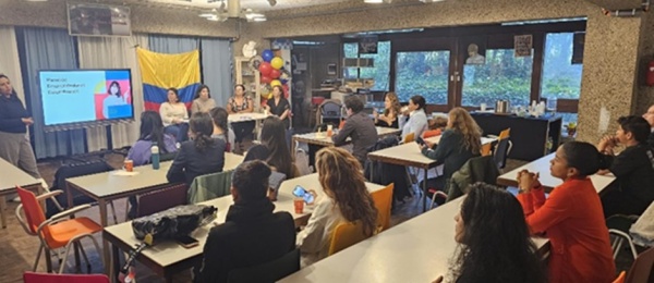 En el marco del Mes de la Colombianidad Migrante, desde 31 de octubre y hasta el 26 de noviembre de 2024, se llevó a cabo con gran éxito, la segunda edición del proyecto: “Emprende en los Países Bajos”. Este es un programa de formación y orientación para la generación de emprendimientos y empresas como forma de autoempleo e integración con enfoque de género, para crear destrezas, habilidades y conocimiento en la población colombiana que reside en Países Bajos. 